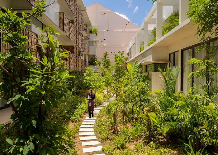 The Aviary 4*