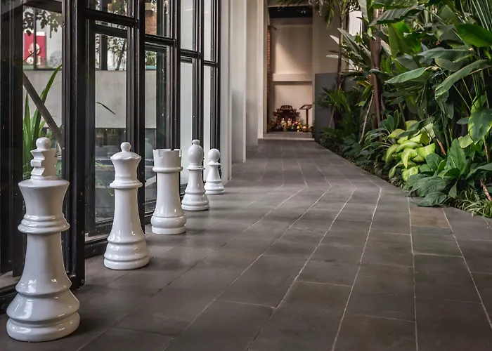 The Aviary 4*