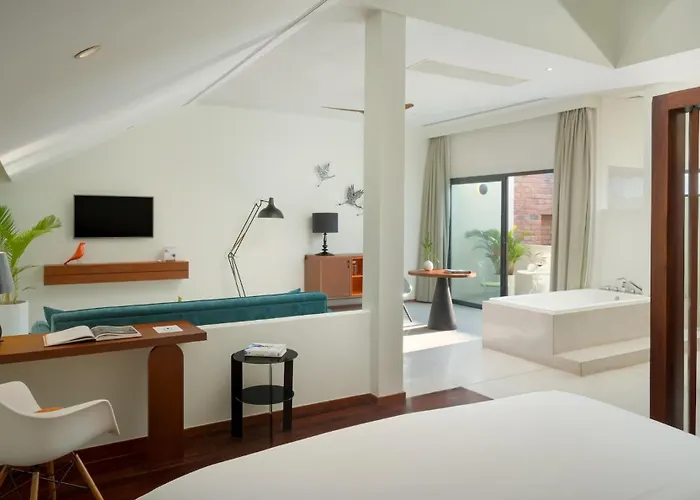 The Aviary 4*
